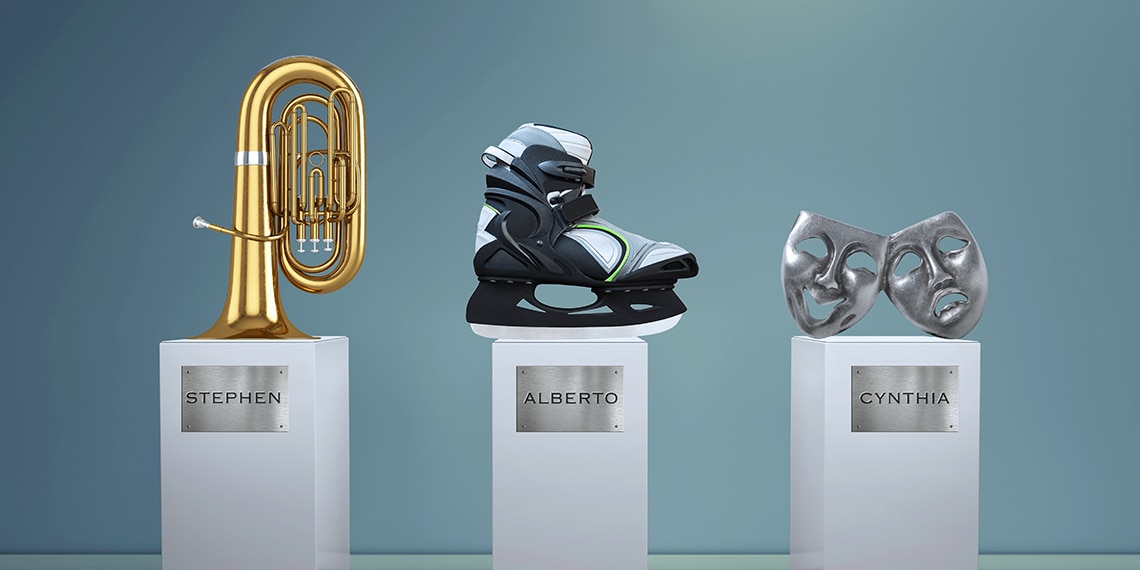 Podiums with a tuba, a skate and comedy and tragedy masks.